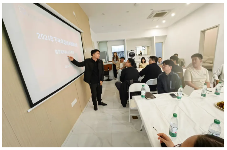 智慧碰撞，团队共融：一场别开生面的跨部门研讨与团建盛宴